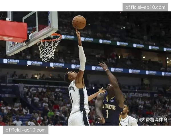 马刺主场击败雷霆稳居西部前二 凯尔登25分文班亚马22+14内线制霸