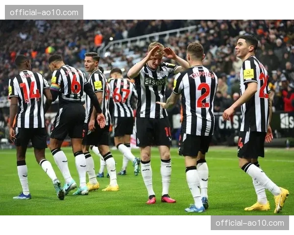 纽卡斯尔联对阵曼彻斯特联 埃迪豪进攻足球受关注 纽卡斯尔联对阵曼彻斯特联 埃迪豪进攻足球受关注